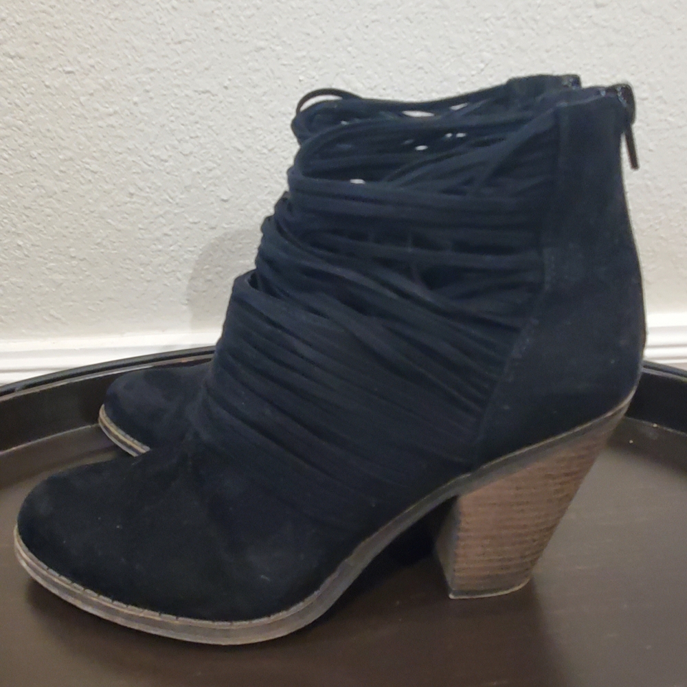 Chic Black Heeled Boots with Wrap Detailing
